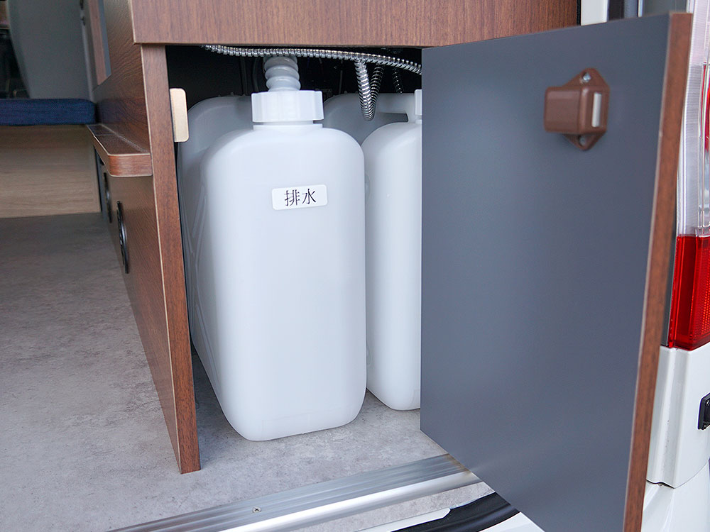 キャンピングカーの給水タンク